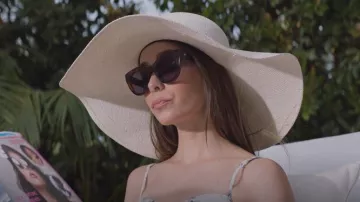 Le Specs Air Heart Sunglasses usadas por Hazel Green (Cristin Milioti) como se ve en Made for Love (T01E02)