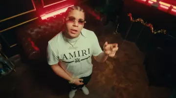 T-Shirt Amiri Blanc MA Bar Logo porté par Donaty en SACUDELO par El Alfa « El Jefe » feat. Maluma, NLE Choppa