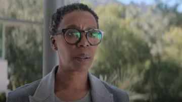 Lunettes biseautées rondes Celine portées par Fiffany Hodeck (Noma Dumezweni) comme on le voit dans Made for Love (S01E04)