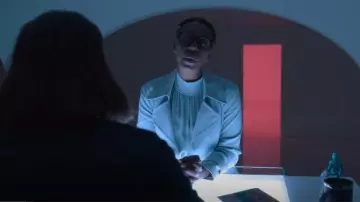 Trench-coat Theory Oaklane porté par Fiffany Hodeck (Noma Dumezweni) dans Made for Love (S01E04)