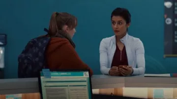 Chaqueta Lululemon Define usada por Nazneen Khan (Sandy Sidhu) como se ve en Nurses (S02E02)