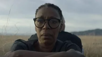 Celine Bevel Round Olive portée par Fiffany Hodeck (Noma Dumezweni) comme on le voit dans Made for Love (S02E03)