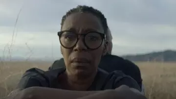 Celine Bevel Round Olive portée par Fiffany Hodeck (Noma Dumezweni) comme on le voit dans Made for Love (S02E03)