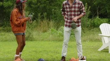 Bottes esquimau Mou portées par Ciara Miller dans Maison d’été (S08E05)