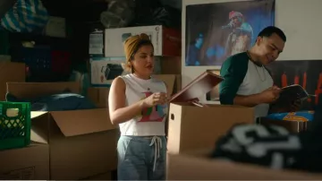 Camiseta sin mangas French Connection Graphic usada por Lidia Solís como se ve en Gentefied (S02E02)