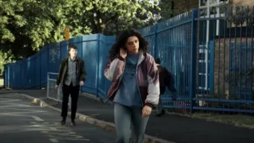 Chaqueta americana vintage rosa y blanca usada por Rochelle Mason (Isis Hainsworth) como se ve en Red Rose (S01E02)