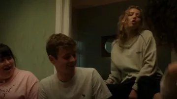 Sweat-shirt Wilson Navy porté par Wren Davis (Amelia Clarkson) comme on le voit dans Red Rose (S01E03)