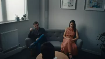 Sandro Robe à col nu portée par Fi Lawson (Tuppence Middleton) vue dans Our House (S01E01)