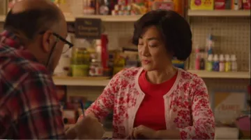 Talbots Encantador cárdigan usado por Umma (Jean Yoon) como se ve en Kim's Convenience (T05E07)