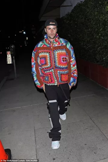 Pull en tricot zippé coloré Farm Rio porté par Justin Bieber lors d’un dîner chez Giorgio Baldi à Santa Monica en janvier 2024