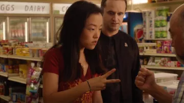 Camisola de la Gente Libre de la Manera en que Caminas usada por Janet (Andrea Bang) como se ve en Kim's Convenience (T05E09)