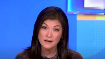 Top tejido fruncido de Eudon Choi Collective usado por Juju Chang como se ve en Good Morning America el 22 de marzo de 2024