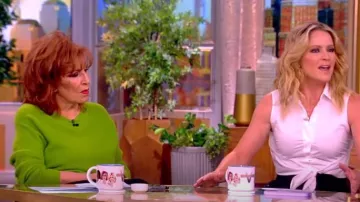 Pull à col rond Alice + olivia Kravit porté par Joy Behar comme on le voit dans The View le 22 mars 2024