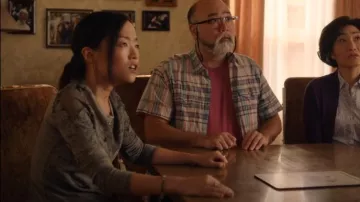 Camiseta de Micha de Free People usada por Janet (Andrea Bang) como se ve en Kim's Convenience (T05E13)