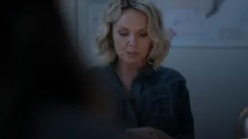 Robe mi-longue Zimmermann portée par Anna Fallmont (Charlie Brooks) comme on le voit dans Lie with Me (S01E02)