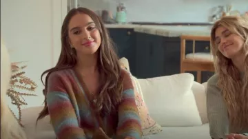 Cardigan Re/Done des années 90 porté par Alexia Umansky comme on le voit dans Acheter Beverly Hills (S01E01)