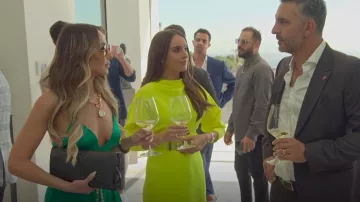 Robe A.L.C. Marin en jaune fluo portée par Alexis Umansky comme on le voit dans Acheter Beverly Hills (S01E01)