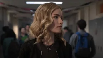 La chaqueta motera Kooples Leather Effect usada por Colette French (Willa Fitzgerald) como se ve en Dare Me (S01E04)