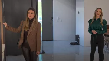 Veronica beard Miller Dickey Jacket Micro Gingham Camel usado por Lily Mummert como se ve en Buying Beverly Hills (S01E04)