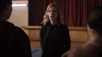 3.1 Phillip Lim Cinched Track Jacket porté par Colette French (Willa Fitzgerald) comme on le voit dans Dare Me (S01E04)