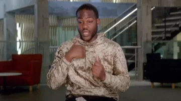 Sudadera con capucha de terciopelo aplastado Forever 21 usada por Daequan Taylor como se ve en Deaf U (S01E01)
