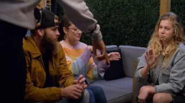 Suéter a rayas de Forever 21 usado por Renate Rose como se ve en Deaf U (S01E02)