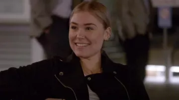 Chaqueta motera de gamuza Forever 21 usada por Cheyenna Clearbrook como se ve en Deaf U (S01E03)