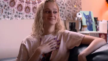 Camiseta Boohoo Slogan usada por Tessa Lewis como se ve en Deaf U (S01E03)