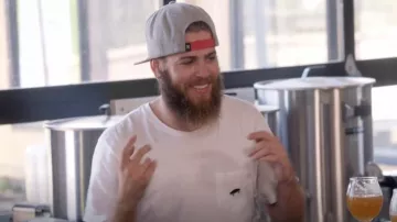 Vans Every­day Pock­et T-Shirt as seen in Deaf U (S01E04)