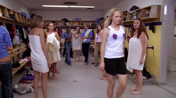 Top recortado y falda negra usada por Regina George (Rachel McAdams) en atuendos de la película Mean Girls