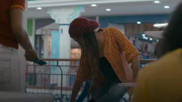Top H&m avec fermeture éclair porté par Dominique Pierre (Odley Jean) vu dans Grand Army (S01E03)
