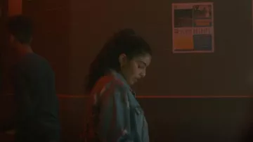 Zara Den­im Jack­et worn by Meera Pakam (Ashley Ganger) as seen in Grand Army (S01E04)