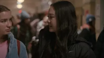 Veste matelassée Nike portée par Leila Kwan Zimmer (Amalia Yoo) vue dans Grand Army (S01E05)