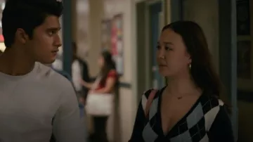 Brandy Melville Argyle Button Cardigan porté par Leila Kwan Zimmer (Amalia Yoo) comme on le voit dans Grand Army (S01E07)