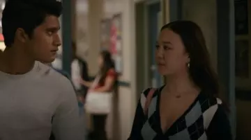 Brandy Melville Argyle Button Cardigan porté par Leila Kwan Zimmer (Amalia Yoo) comme on le voit dans Grand Army (S01E07)