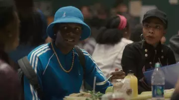 Veste de survêtement Adidas portée par John Ellis (Alphonso Romero Jones II) dans Grand Army (S01E08)