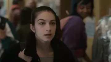 Veste en peluche Urban Outfitters portée par Anna Delaney (Sydney Meyer) telle qu’on la voit dans Grand Army (S01E08)