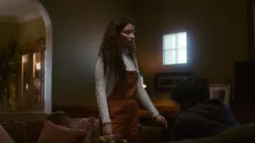 Salopette en cordon Free People portée par Flora Mejia (Marcela Avelina) telle qu’on la voit dans Grand Army (S01E08)