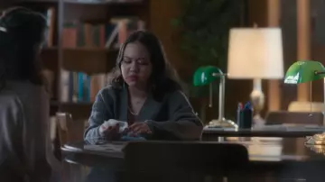 Urban Outfitters Kai Short Cardigan porté par Leila Kwan Zimmer (Amalia Yoo) dans Grand Army (S01E08)