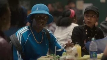 Kangol Bermuda Casual porté par John Ellis (Alphonso Romero Jones II) tel qu’on le voit dans Grand Army (S01E08)