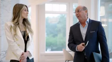 Blazer croisé blanc Balmain porté par Peggy Zabakolas comme on le voit dans Selling the Hamptons (S01E01)