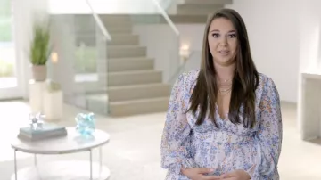 Mini-robe à manches longues à volants à imprimé floral bohème Outsider portée par Bianca D’alessio comme on le voit dans Vendre les Hamptons (S01E01)