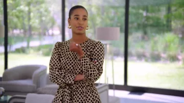 Qui quoi porter Robe à manches longues portée par Mia Calabrese comme on le voit dans Vendre les Hamptons (S01E01)