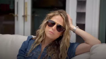 Tom Ford FT07485901D Aviateur noir brillant porté par Peggy Zabakolas comme on le voit dans Vendre les Hamptons (S02E01)