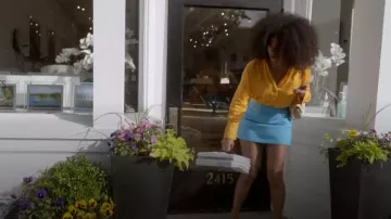 Minijupe chaîne bleue Zara portée par Mia Calabrese comme on le voit dans Vendre les Hamptons (S02E01)