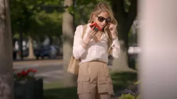 Short cargo à poches camel Pretty Little Thing porté par Peggy Zabakolas dans Selling the Hamptons (S02E01)