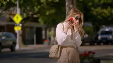 Lafayette 148 Womens Blouse en soie blanche à boucle à la main portée par Peggy Zabakolas comme on le voit dans Selling the Hamptons (S02E01)