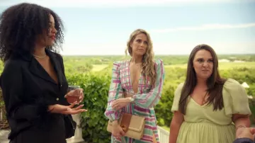 Robe PatBo Riviera Plunge découpée portée par Peggy Zabakolas comme on le voit dans Vendre les Hamptons (S02E01)