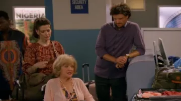 Veronica Beard Kester Top usado por Christina (Maribeth Monroe) como se ve en Bob Hearts Abishola (S03E01)