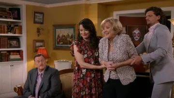 Cinq à Sept Ricki Vestido usado por Christina (Maribeth Monroe) como se ve en Bob Hearts Abishola (T03E02)